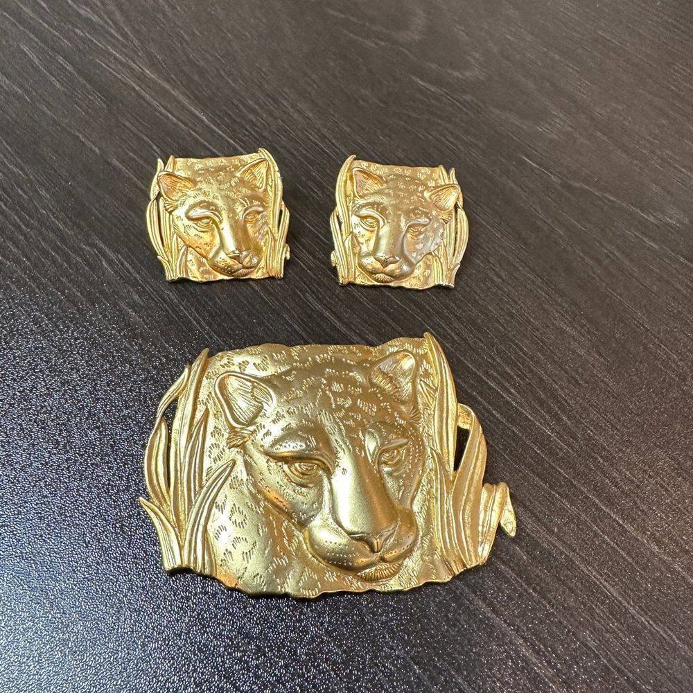 Vintage JJ 1986 Signed‎ Large Gold Tone Head Brooch and Earrings SET!
